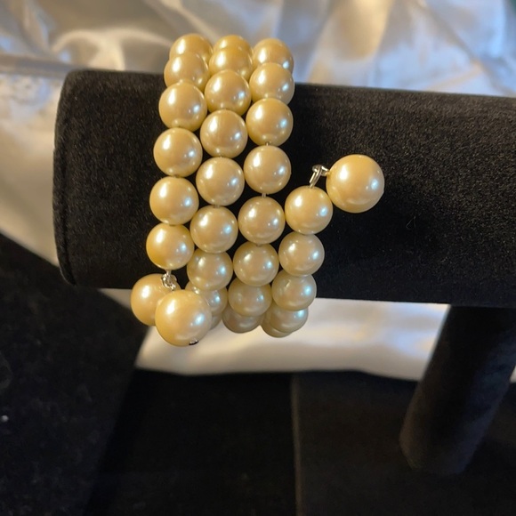 Avon (1992) Vintage Pearlesque Wrap Bracelet- Fits any size wrist - Picture 1 of 6